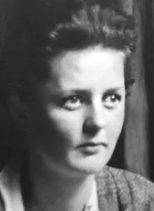 Porträt der 27-jährigen Margarete von Trotha. Sie hat ihr dunkles Haar nach oben gekämmt und blickt mit ernster Miene an der Kamera vorbei. Ihr linkes Auge schielt leicht.