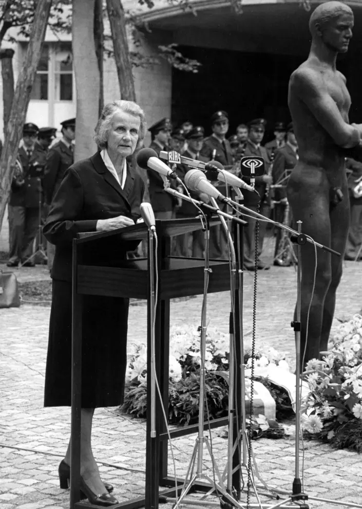 Die 76-jährige Emilie Bonhoeffer steht im Ehrenhof der heutigen Gedenkstätte Deutscher Widerstand an einem Rednerpult und hält eine Rede. 