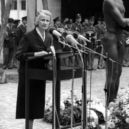 Die 76-jährige Emilie Bonhoeffer steht im Ehrenhof der heutigen Gedenkstätte Deutscher Widerstand an einem Rednerpult und hält eine Rede. 