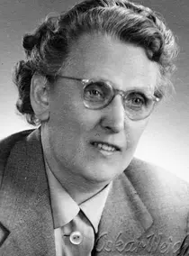 Porträt der 56-jährigen Gertrud Lockmann. Sie hat lockiges Haar, das sie zurückgekämmt hat. Sie trägt eine runde Brille mit dünnem Rand.
