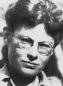 Porträt von Marianne Cohn. Eine Frau mit lockigen dunklen Haaren und einer runden Brille. 