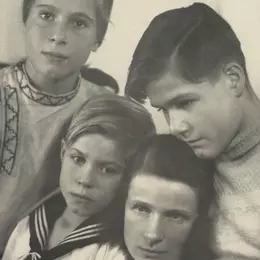 Emilie Bonhoeffer eng aneinandergekuschelt mit ihren drei Kindern. Der älteste ist etwa 16 Jahre alt, die mittlere Tochter etwa 14 Jahre alt und der jüngste etwa 8 Jahre alt. Der jüngste Sohn trägt einen Matrosenanzug.  