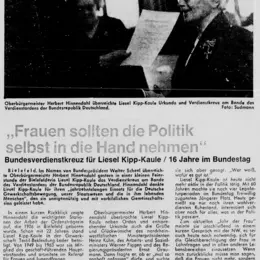 Zeitungsartikel mit der Überschrift "Frauen sollten die Politik selbst in die Hand nehmen", illustriert mit einem Foto von Liesel Kipp-Kaule, die ihr Bundesverdienstkreuz erhält