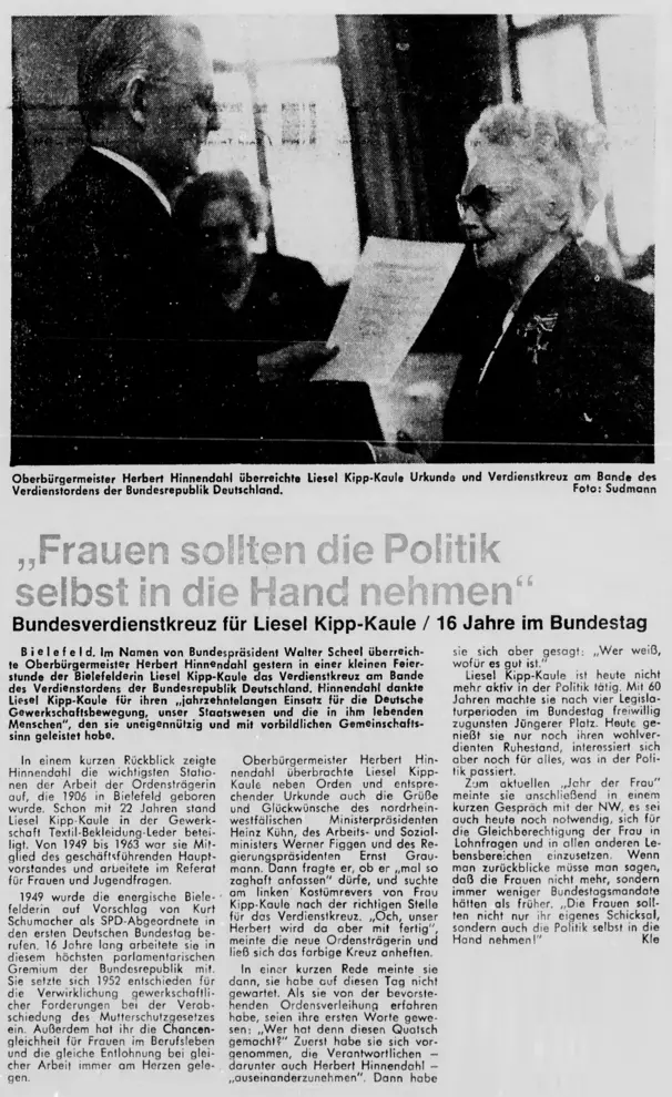 Zeitungsartikel mit der Überschrift "Frauen sollten die Politik selbst in die Hand nehmen", illustriert mit einem Foto von Liesel Kipp-Kaule, die ihr Bundesverdienstkreuz erhält