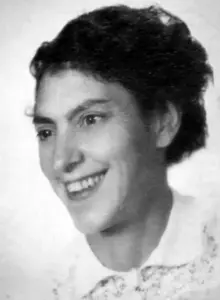 Hildegard Schäfer lacht. Sie hat kurze dunkle Haare, die sie nach hinten gekämmt hat. Sie ist zwischen 20 und 30 Jahre alt. 