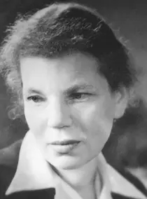 Porträt der 55-jährigen Gertrud Luckner. Sie hat dunkle Haare, die sie nach hinten gekämmt hat. Sie trägt eine weiße Bluse und darüber einen dunklen Blazer. Sie schaut schräg nach unten.