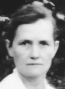 Porträt von Helene Gotthold im Freien. Sie trägt kurzes, dunkles, gescheiteltes Haar und blickt ernst in die Kamera. 