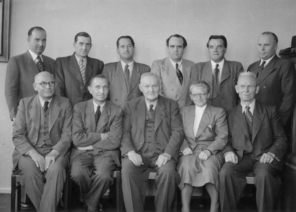 Gruppenfoto des Geschäftsführenden DGB-Bundesvorstands der Britischen Zone. Liesel Kipp-Kaule ist die einzige Frau, die restlichen zehn Mitglieder sind Männer.