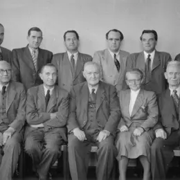 Gruppenfoto des Geschäftsführenden DGB-Bundesvorstands der Britischen Zone. Liesel Kipp-Kaule ist die einzige Frau, die restlichen zehn Mitglieder sind Männer.