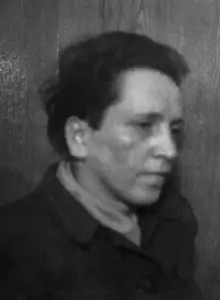 Porträt von der etwa 50-jährigen Gertrud Classen: Sie hat dunkle kurze Haare und blickt ernst. 