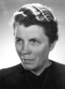 Porträt von Luise Rehling. Sie hat kurzes, dunkles, zurückgekämmtes Haar. Sie blickt schräg nach rechts und lächelt kaum merklich. 