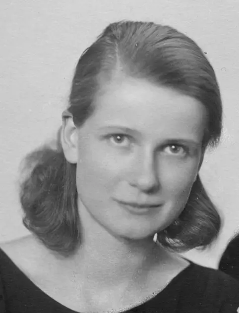 Porträt der 25-jährigen Emilie Bonhoeffer: Sie hat dunkelblondes Haar, das sie hinter die Ohren gekämmt hat und ihr weit in den Nacken fällt. Sie lächelt von unten nach oben in die Kamera. . 