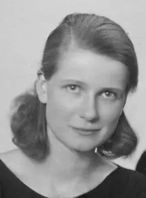 Porträt der 25-jährigen Emilie Bonhoeffer: Sie hat dunkelblondes Haar, das sie hinter die Ohren gekämmt hat und ihr weit in den Nacken fällt. Sie lächelt von unten nach oben in die Kamera. .